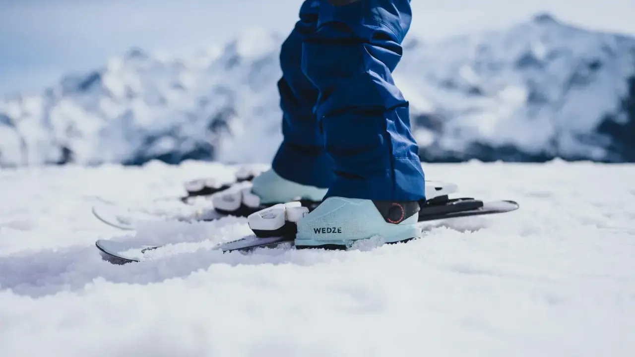 Narty i buty narciarskie na śniegu, gotowe do nauki, jak hamować na nartach.