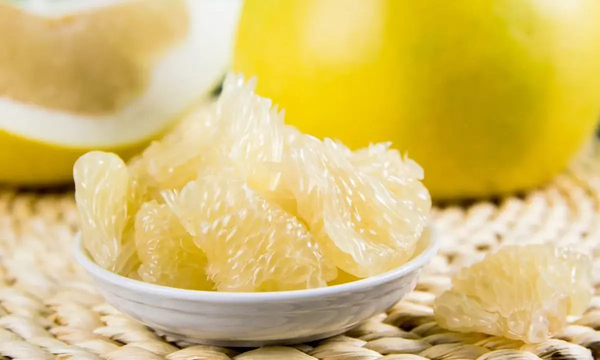 Saftige Pomelo-Segmente in einer Schale, ideal für die Ernährung während der Schwangerschaft.