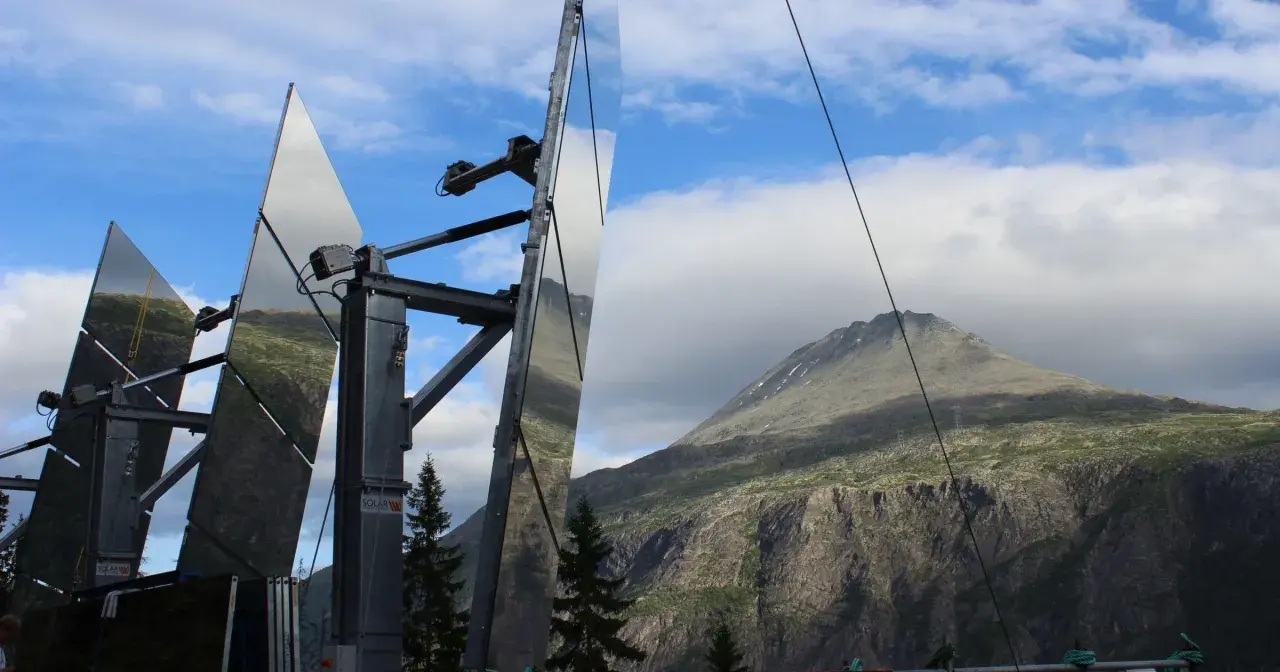 Rjukan lustra odbijają górzysty krajobraz Norwegii.