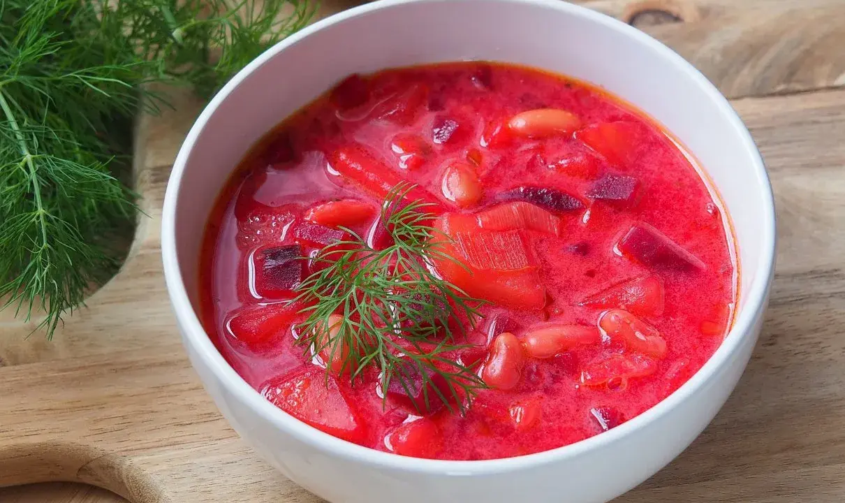 Pyszny barszcz ukraiński przepis. Aromatyczna zupa z buraków, fasoli i warzyw, ozdobiona świeżym koperkiem.