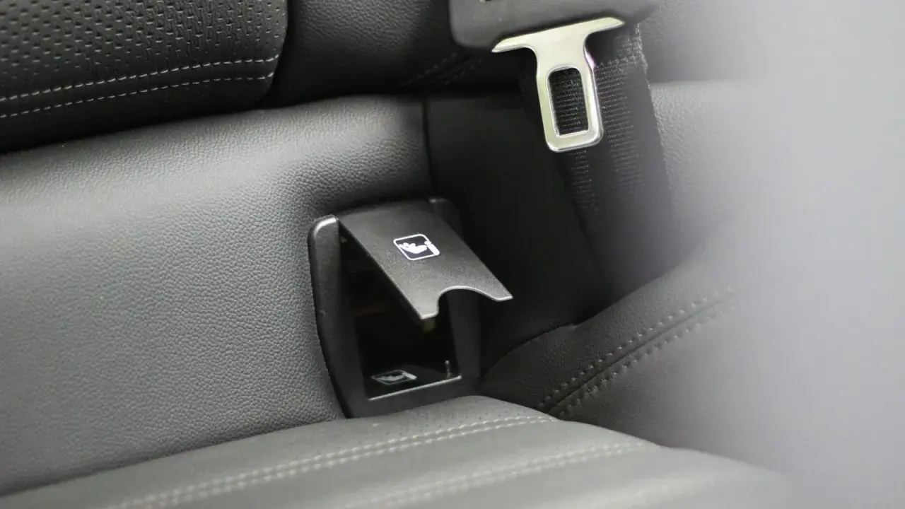 Asiento de coche con anclaje isofix bloqueado, listo para asegurar la silla infantil.