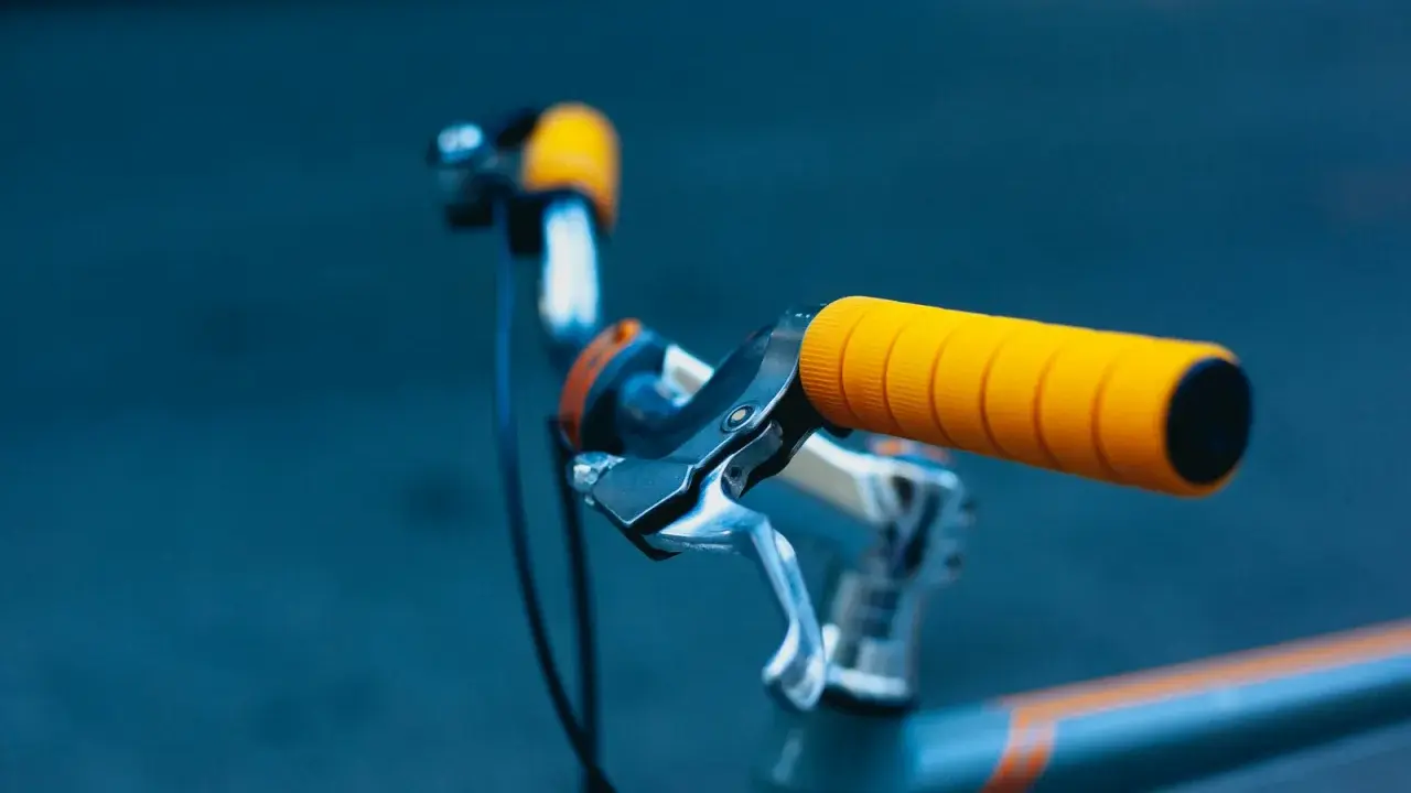 Jasne, żółte gripy do MTB wyglądają świetnie! Zapewniają pewny chwyt i dodają koloru.
