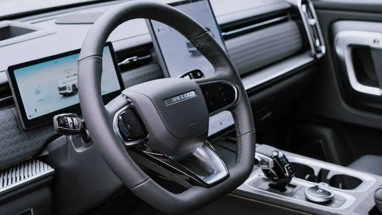 Interior del Jaecoo 5: volante moderno, pantallas digitales y consola central elegante.