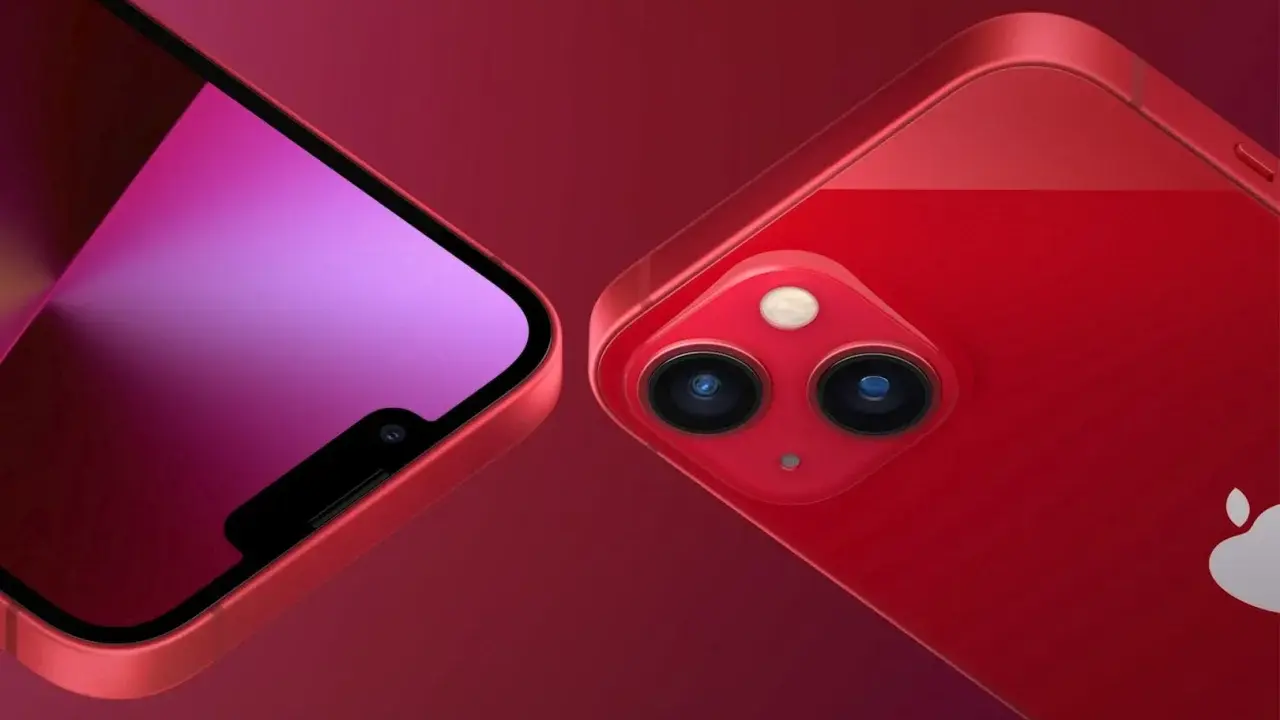 Dwa czerwone iPhone'y 13, jeden z widocznym ekranem, drugi z podwójnym aparatem.