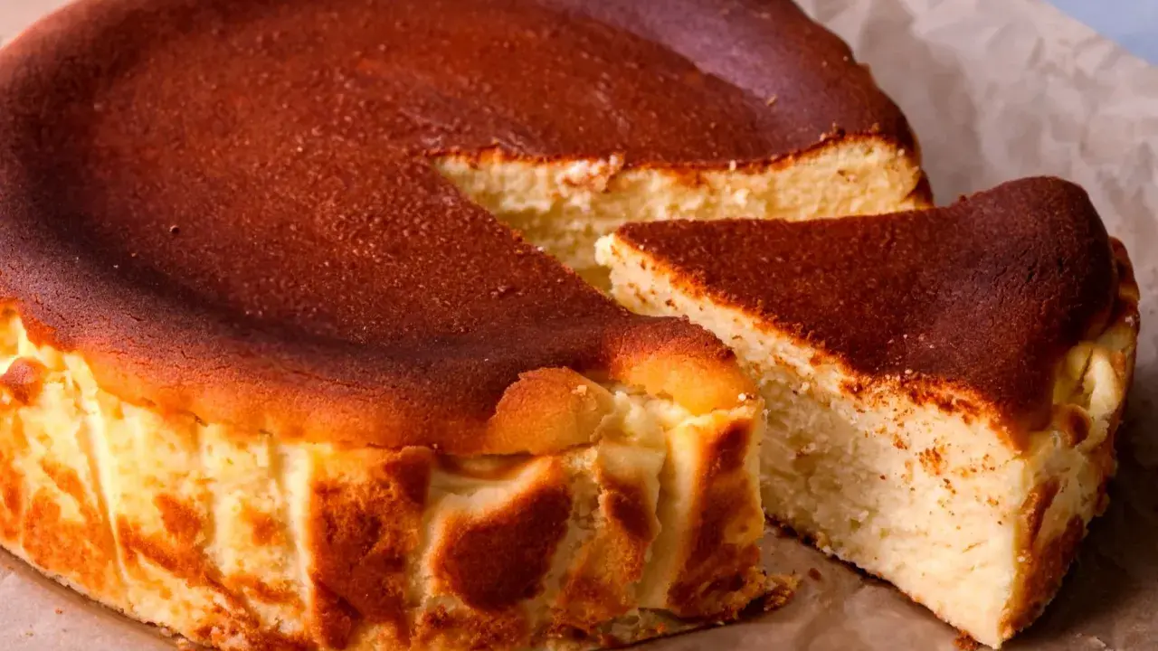 Pyszny sernik z przypieczoną skórką, idealny do pieczenia w wysokiej temperaturze. W jakiej temperaturze piec sernik? Odpowiedź znajdziesz w przepisie!