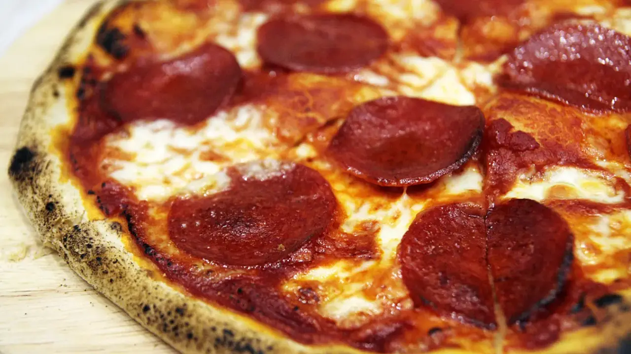 Pyszna pizza pepperoni z ciągnącym serem i chrupiącym ciastem. Idealny przepis na pizzę dla każdego miłośnika włoskich smaków.