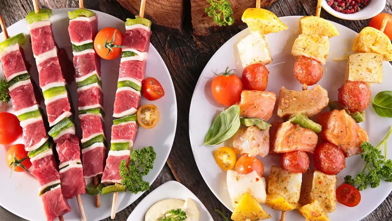 Fleisch- und Fischspieße mit Gemüse und Dip – perfekt, wenn man fragt, was man zum Grillen mitbringt.