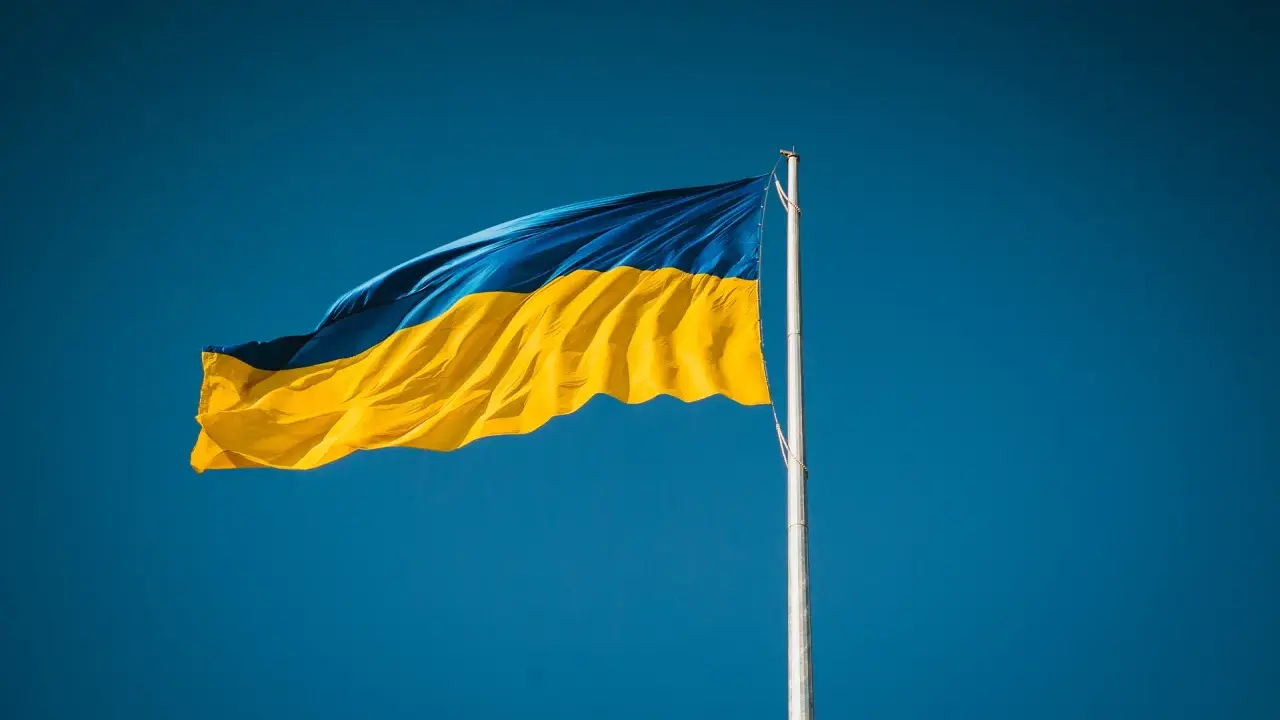 Ukraińska flaga powiewa na tle błękitnego nieba. Poznaj ciekawe ciekawostki o Ukrainie!
