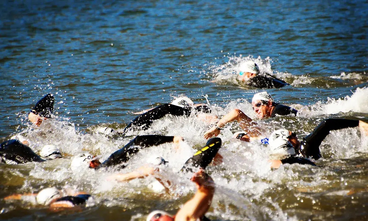 Zawodnicy w triathlonie Ironman walczą o każdy metr dystansu pływackiego.