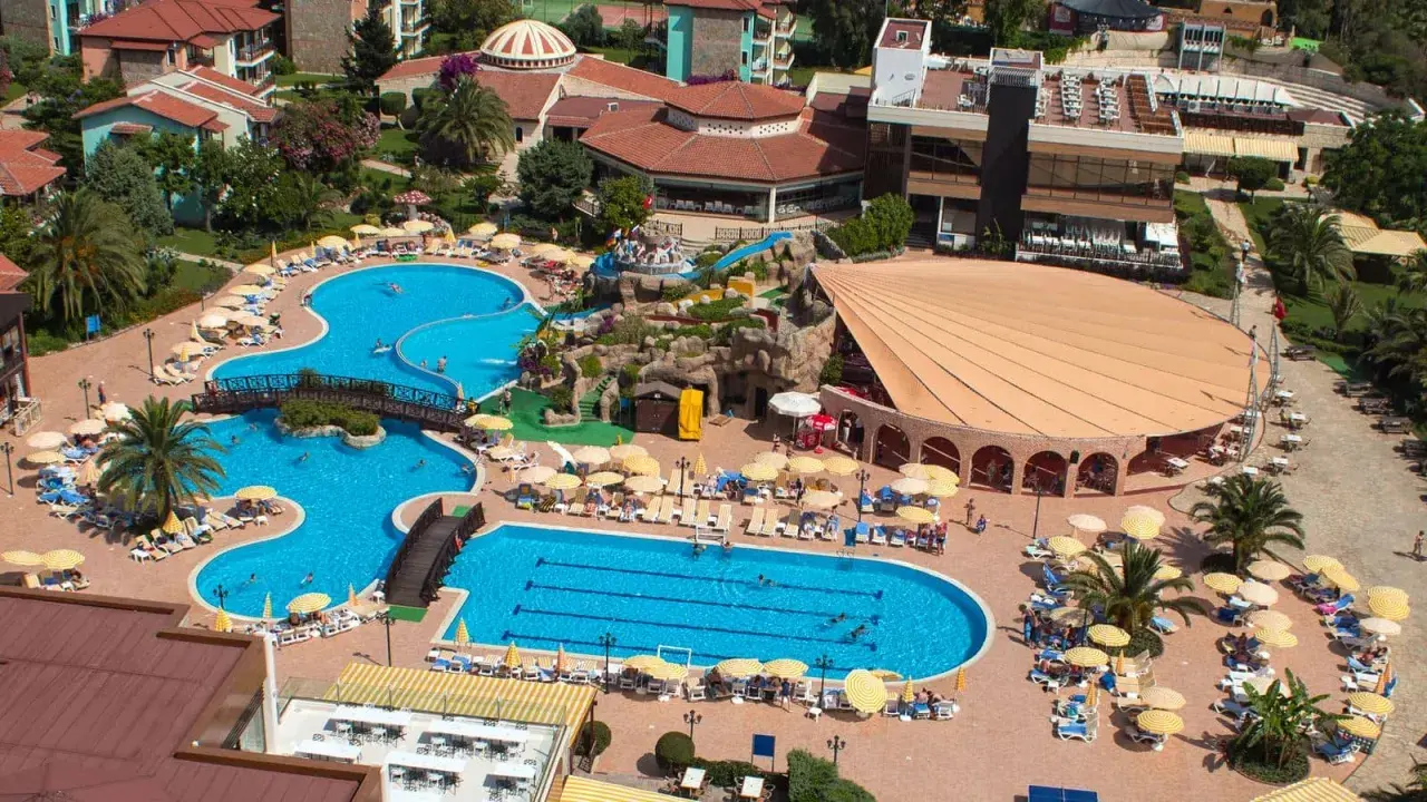 Wakacje w Gypsophila Holiday Village: baseny, zjeżdżalnie i mnóstwo słońca.