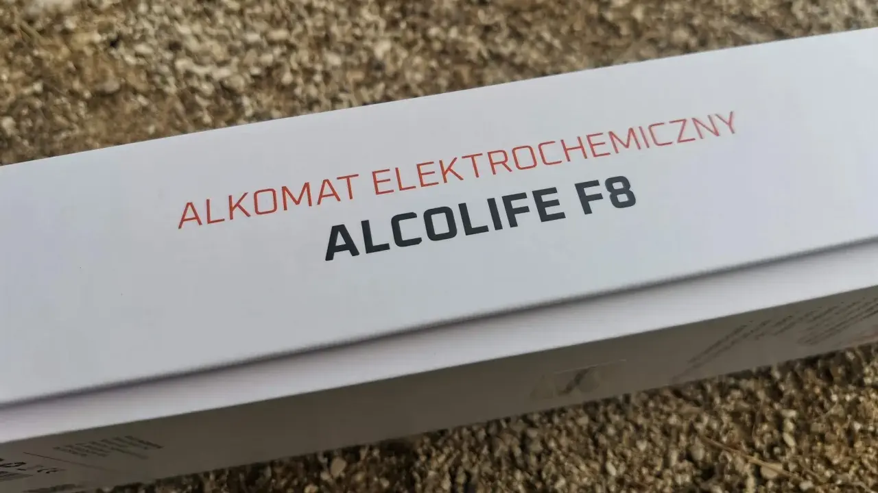 Alkomat elektrochemiczny ALCOLIFE F8 na białym opakowaniu.