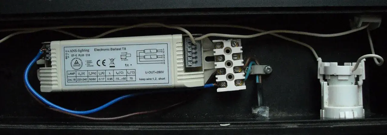 Schemat podłączenia świetlówki 2x18w z elektronicznym statecznikiem ANS-lighting. Widać przewody podłączone do zacisków.