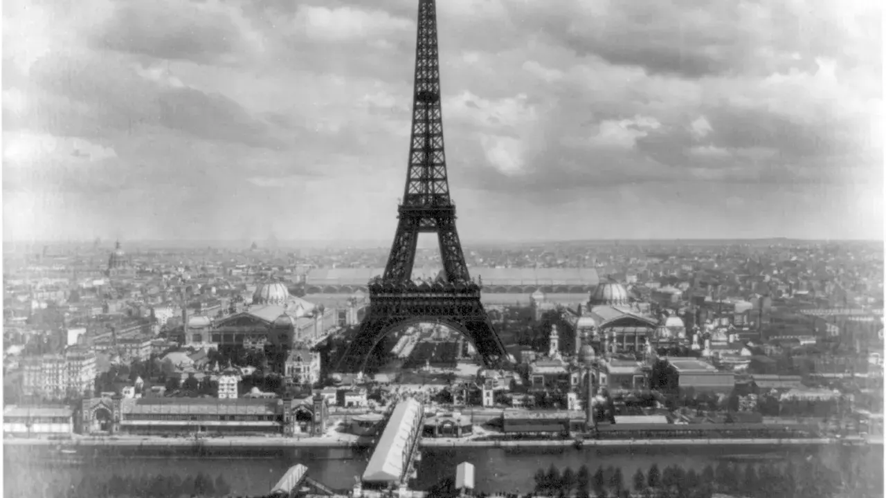 Torre Eiffel e Parigi in bianco e nero, un'immagine che evoca il **monocromo significato** di un'epoca passata.