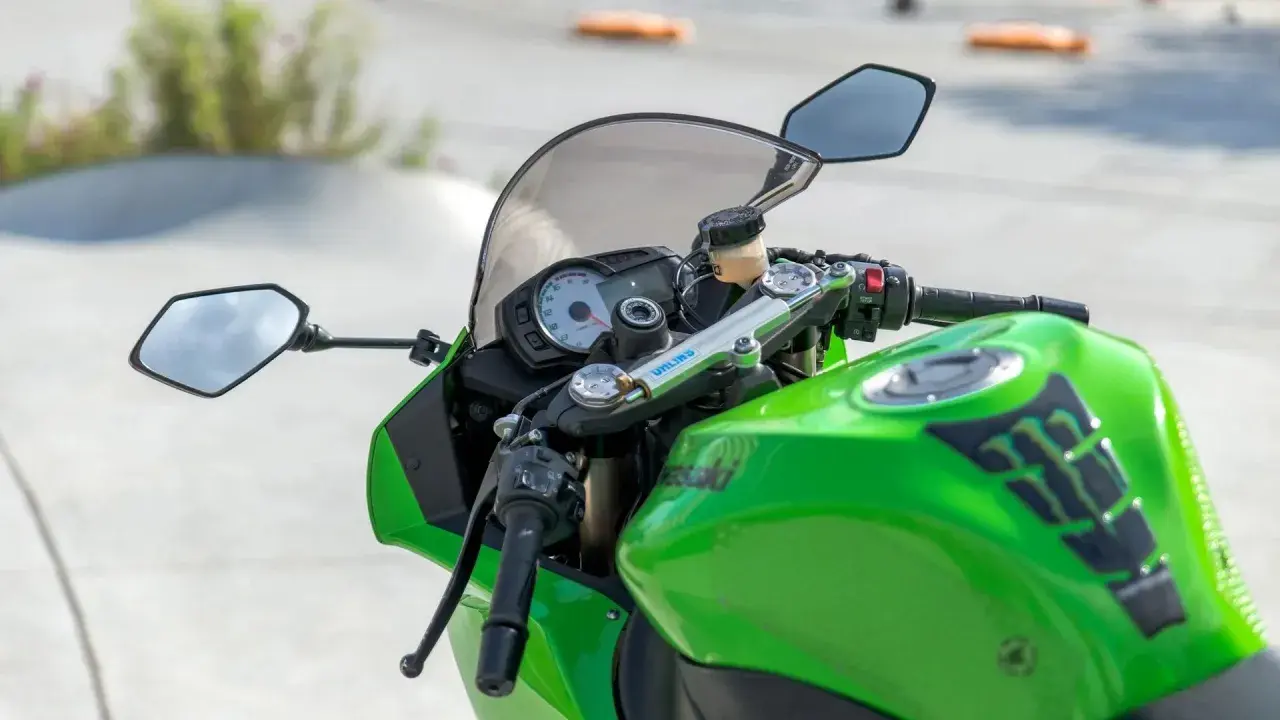 Manillar de moto verde con logo Monster Energy. ¿Con el carnet A2 qué motos puedes conducir?