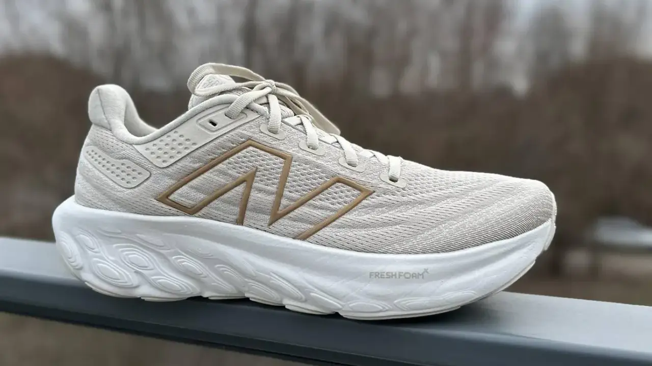 Jasnoszare buty sportowe z beżowym logo N i białą podeszwą Fresh Foam. Idealne dropy butów na co dzień.