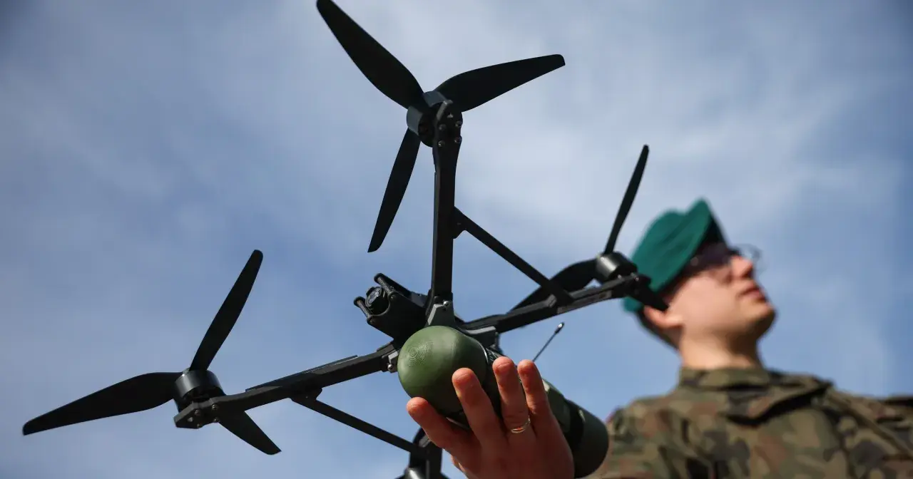 Młody dron wiek. Żołnierz w zielonym beretcie trzyma w dłoniach nowoczesny dron z kamerą i zielonym ładunkiem.