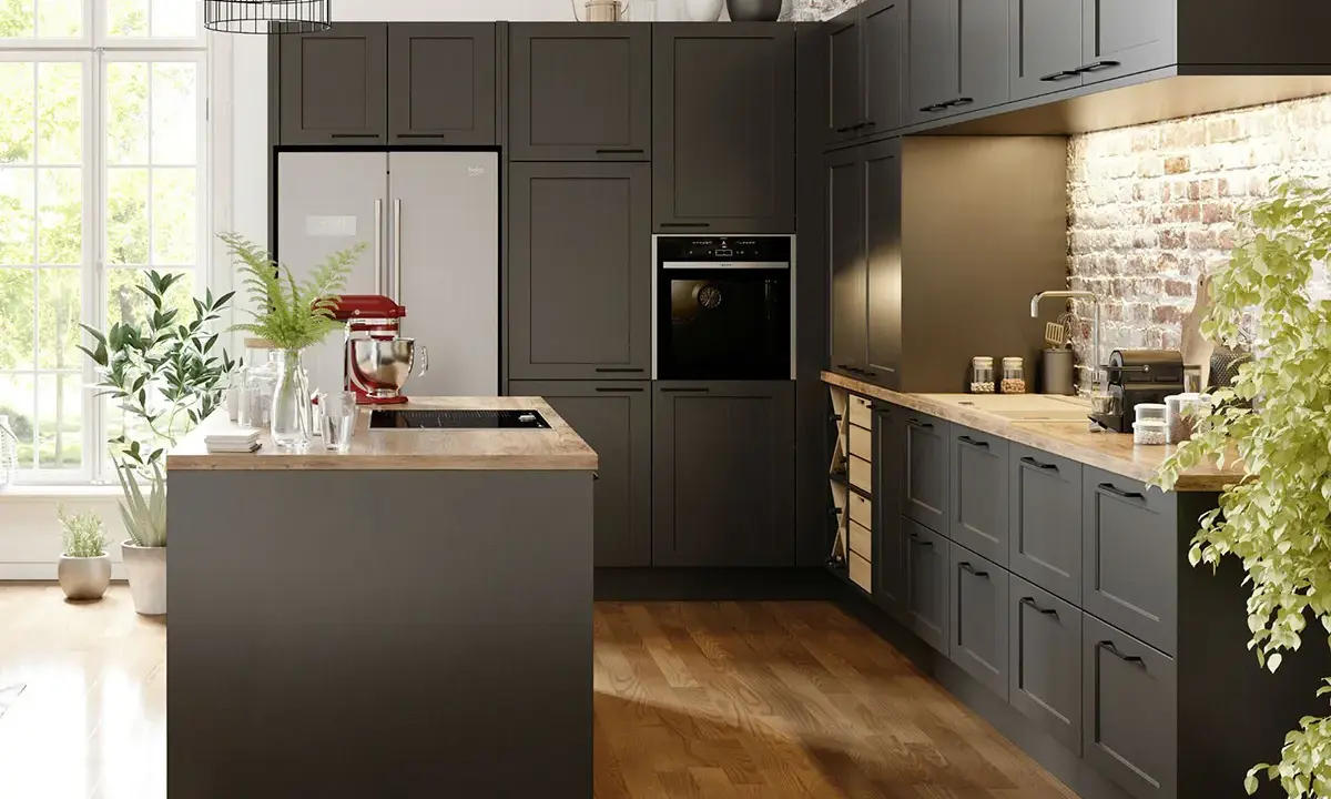 Cuisine gris anthracite avec un mur en briques apparentes. Un îlot central et des meubles sombres créent une ambiance moderne.