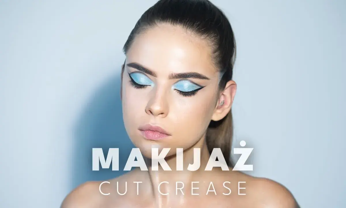 Modelka z błękitnym makijażem oczu w stylu cut crease, podkreślonym czarną kreską.