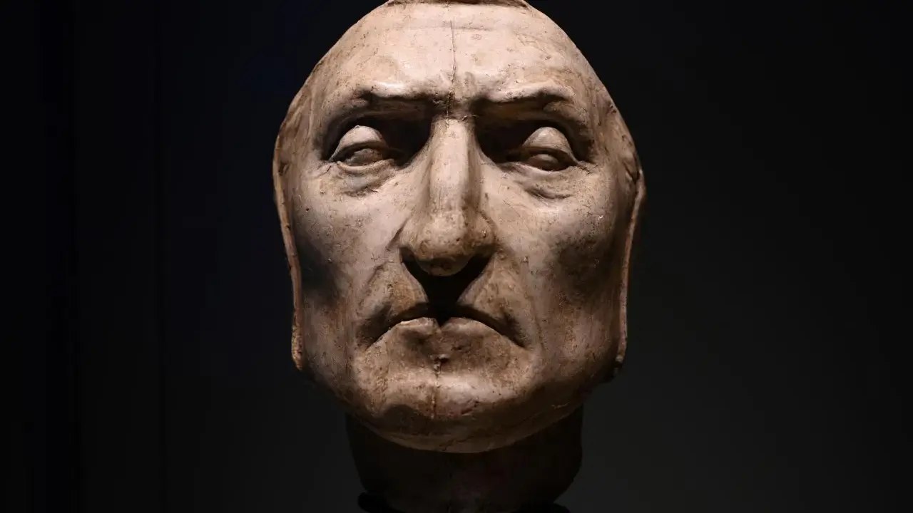 Masque de Dante, un moulage en plâtre aux traits marqués, le regard pensif, évoquant le poète.