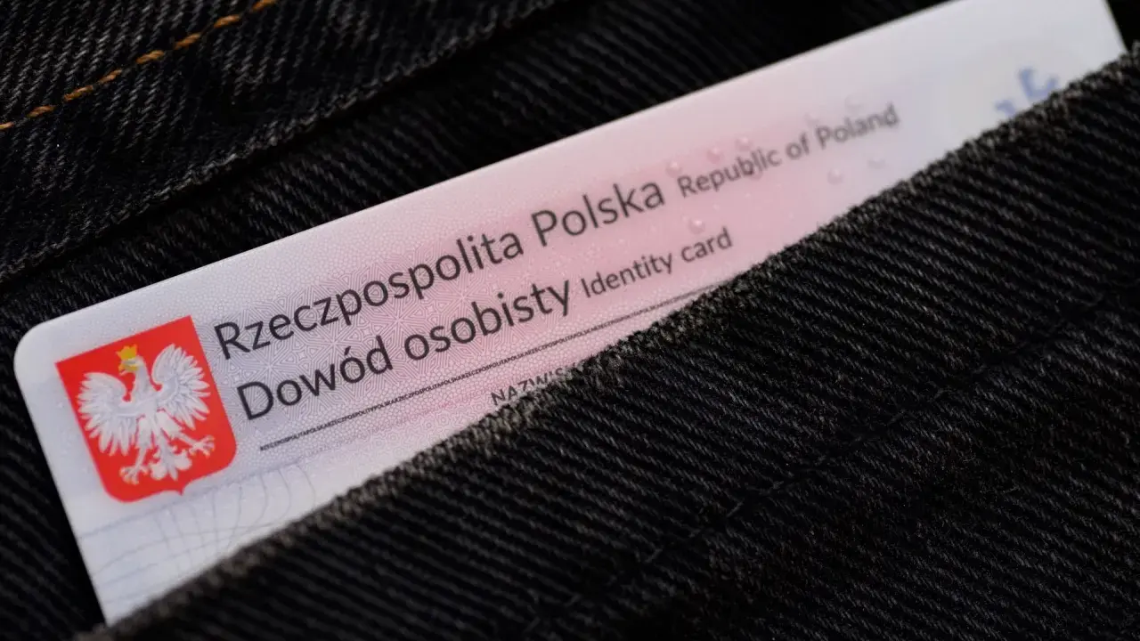 Dowód osobisty wsuwany do kieszeni dżinsów. Warto wiedzieć, jak odblokować PESEL, gdyby karta zaginęła.
