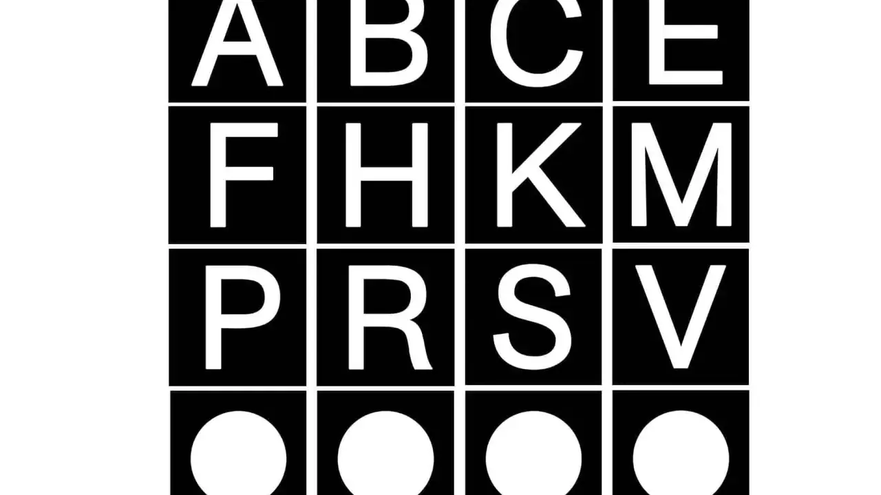 Vier mal vier Felder mit weißen Buchstaben und Kreisen auf schwarzem Grund. Die oberen drei Reihen zeigen Buchstaben, die an ein **Buchstaben Dressurviereck** erinnern.