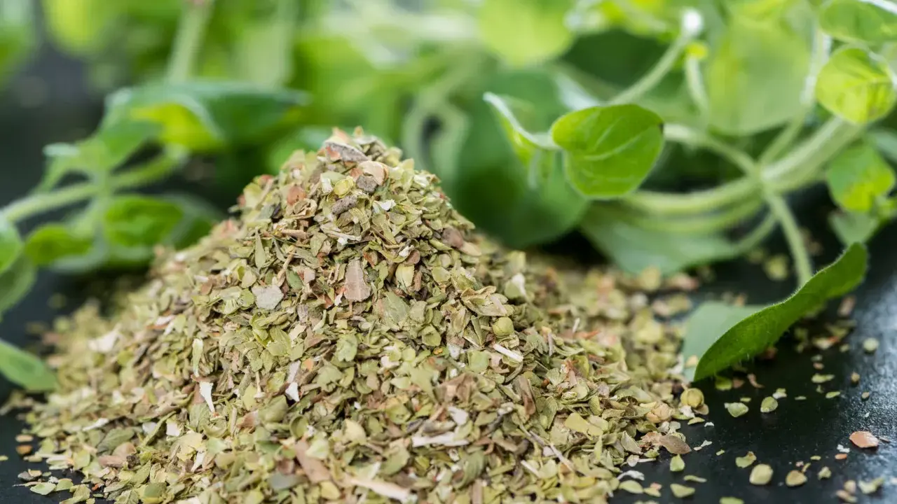 Suszone oregano, idealne do pizzy, sosów pomidorowych i dań kuchni śródziemnomorskiej. Oregano do czego dodawać? Do wszystkiego, co potrzebuje aromatycznego kopa!