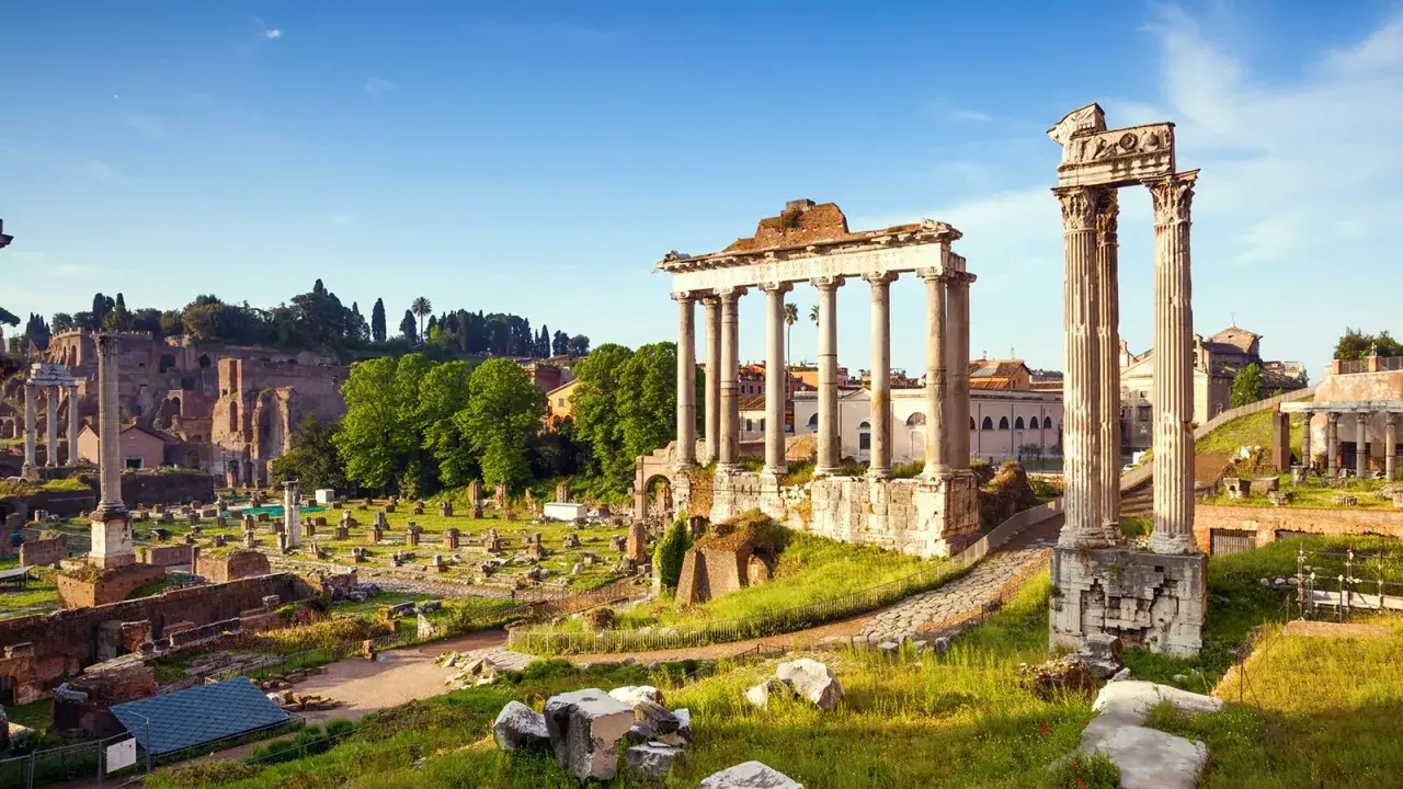 Antiche rovine e colonne maestose nel Foro Romano, un luogo dove si trova la storia millenaria.