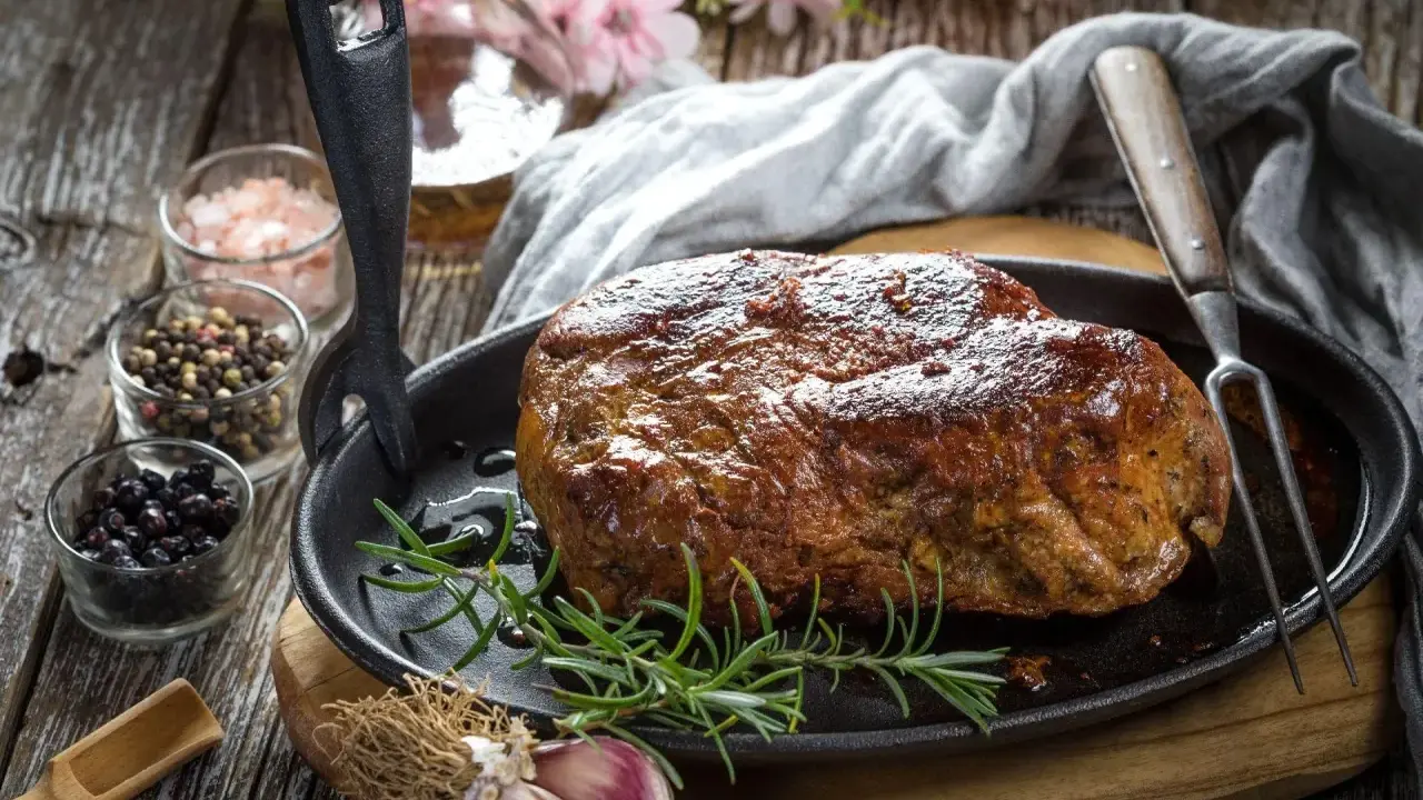 Rozpływająca się karkówka z piekarnika, soczysta i aromatyczna, podana z rozmarynem i czosnkiem.