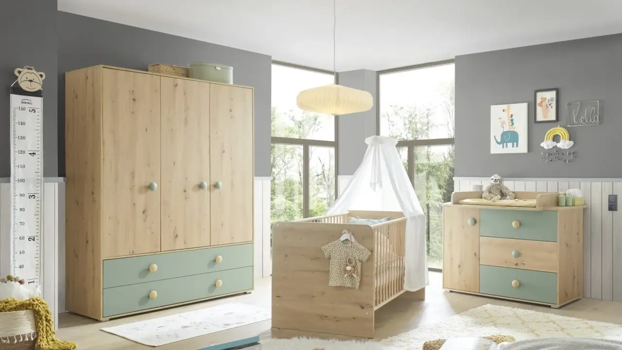Ein liebevoll eingerichtetes Babyzimmer mit einem Kinderbett, Kleiderschrank und einer Wickelkommode DIY.