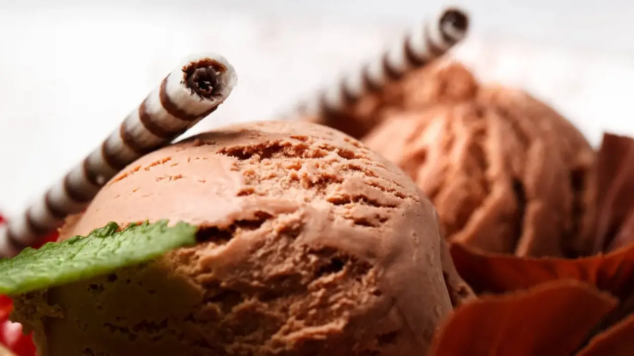 Pyszne lody czekoladowe z wafelkami i miętą. Idealne na lato, gdy zastanawiasz się, jak zrobić lody.