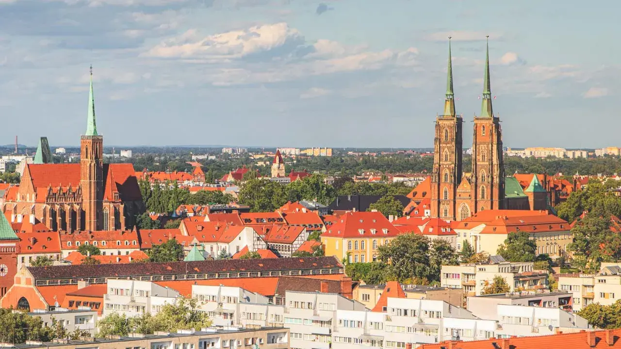 Panorama Wrocławia z katedrami i kamienicami. Idealne miejsce, by zobaczyć, co zobaczyć we Wrocławiu.