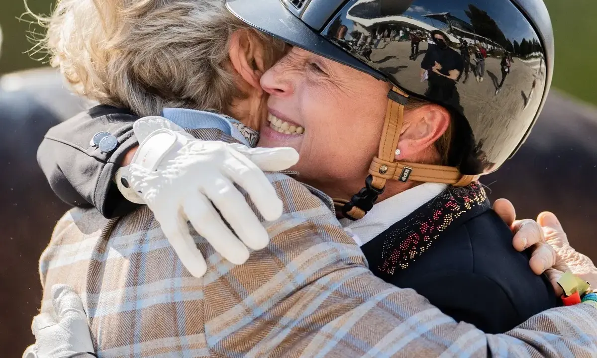 Madeleine Winter-Schulze umarmt herzlich eine Freundin nach einem erfolgreichen Reitturnier.