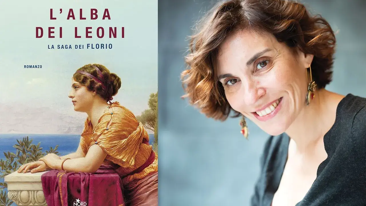 Stefania Auci, autrice del nuovo libro "L'Alba dei Leoni", sorride in primo piano accanto alla copertina del suo romanzo.