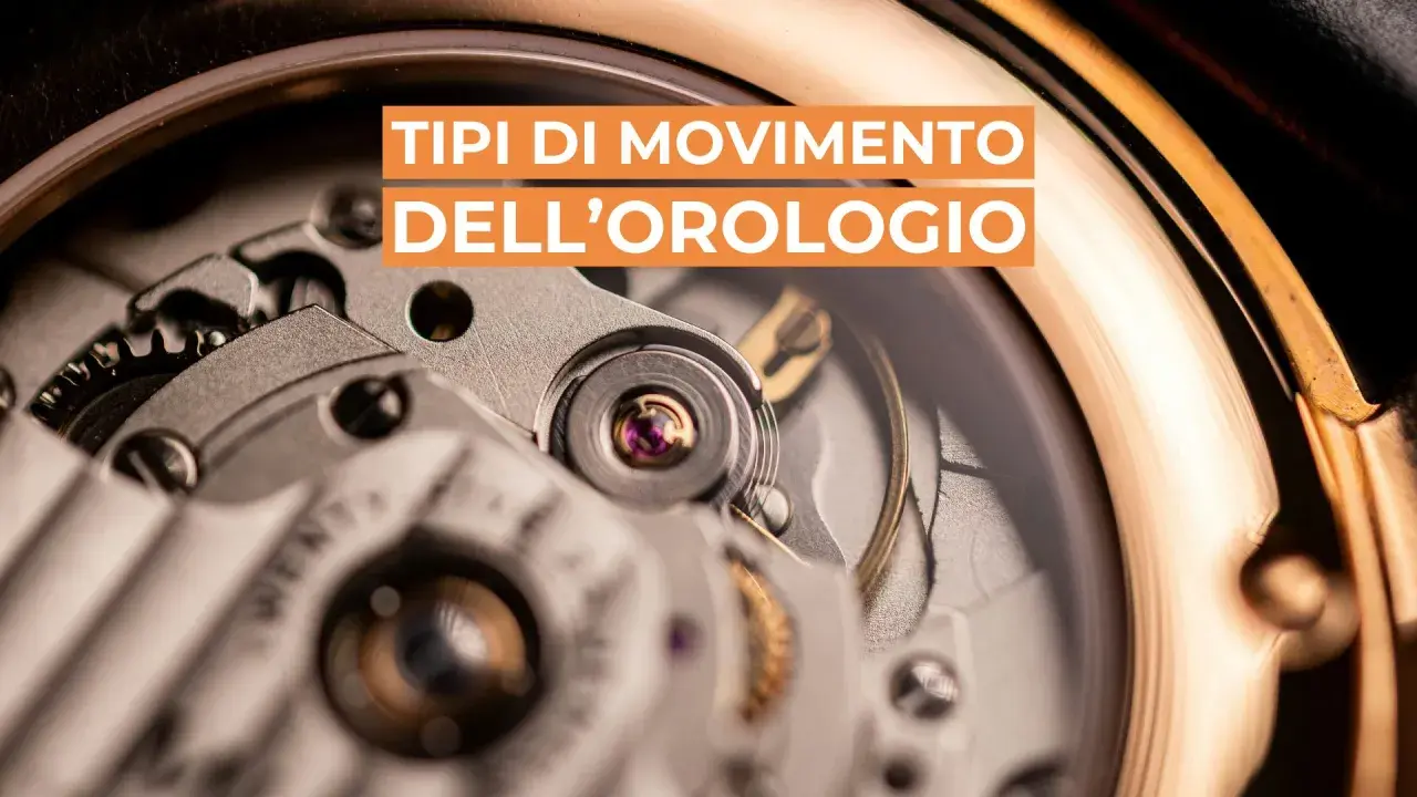 Dettaglio delle parti di un movimento di orologio meccanico, con ingranaggi e rubini visibili.