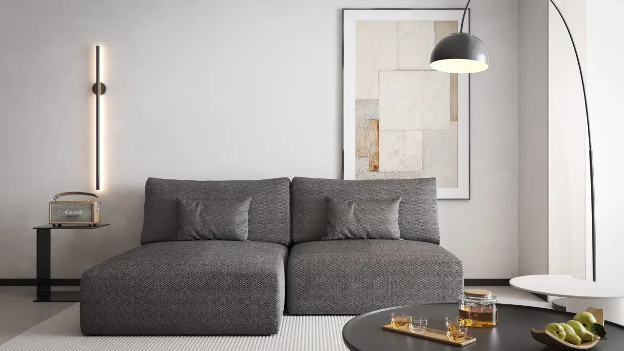 Nowoczesny salon z szarą kanapą, na ścianie pionowa lampa emitująca zielone światło. Czy zielony pasuje do szarego? Tak, tworzy przytulną atmosferę.