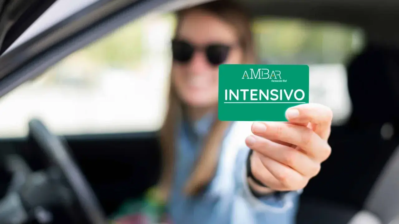 Mujer con gafas de sol muestra tarjeta "INTENSIVO" de autoescuela. Obtener el carnet B+E es difícil, pero este curso intensivo puede ayudar.