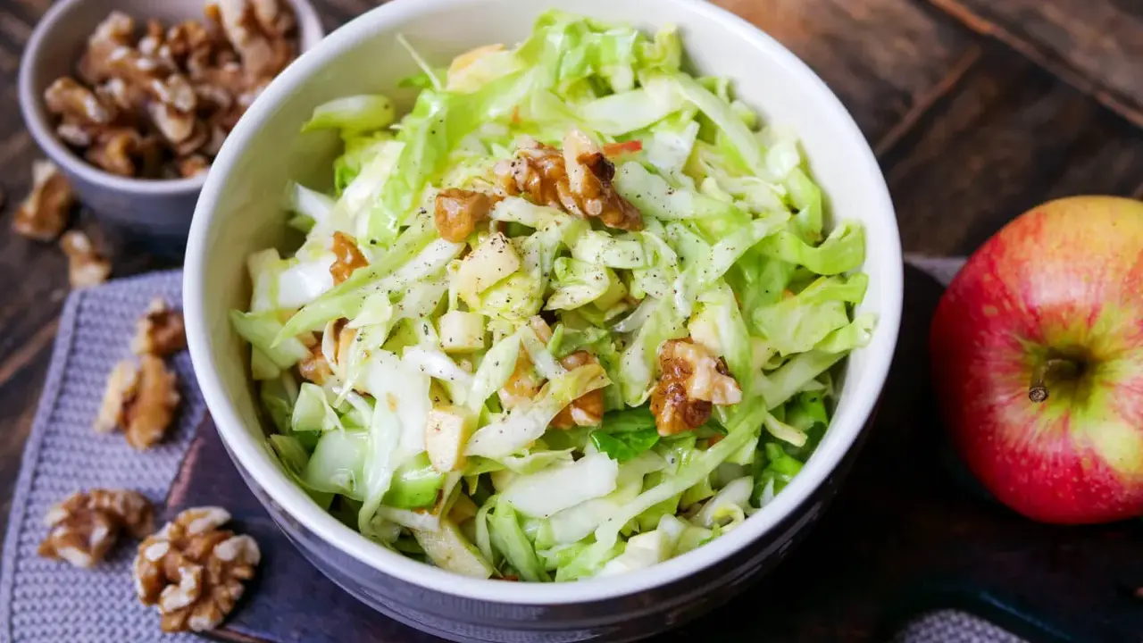 Frischer Spitzkohlsalat mit Äpfeln und Walnüssen, ein leckeres Rezept für den Sommer.