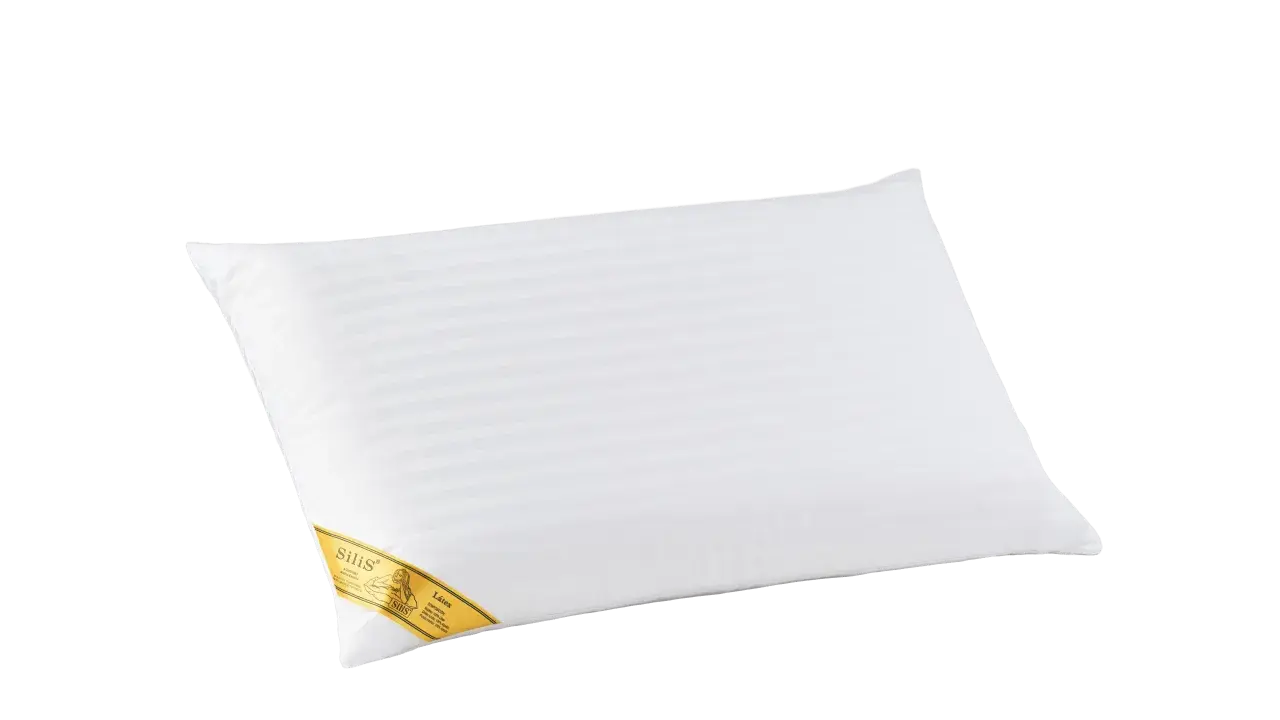 Almohada blanca a rayas, medida para cama de 135, con etiqueta dorada de la marca Silis.
