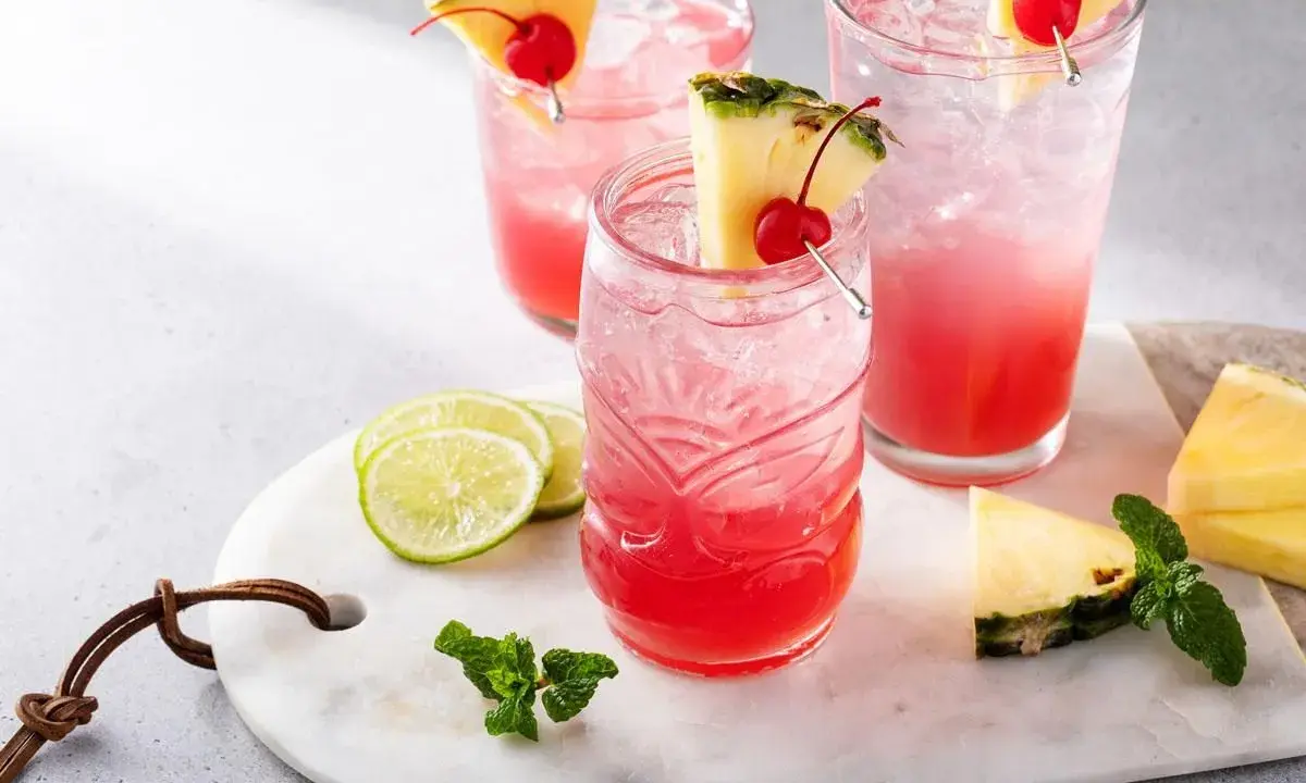 Drinki z ginem: Przepisy na G&T, Negroni i Pink Gin, które zrobisz w domu