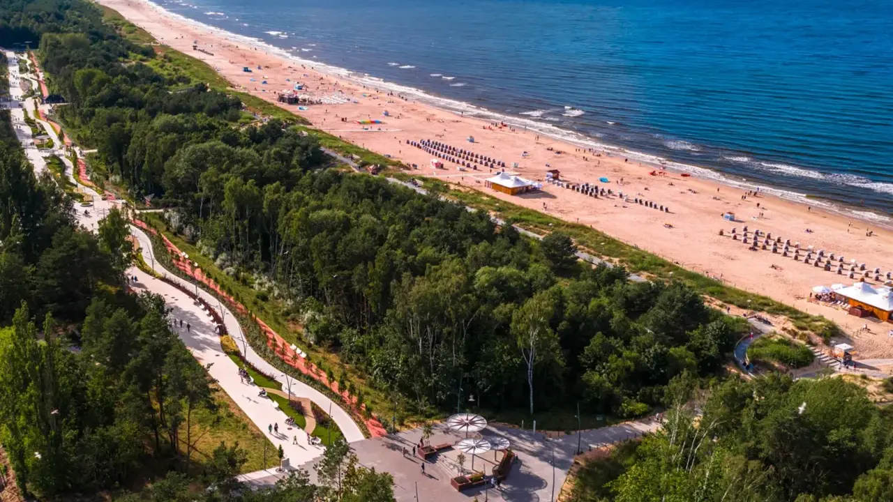 Idealne miejsce, gdzie pociągiem nad morze dotrzesz do pięknej plaży i lasu. Spacer ścieżkami wśród zieleni, a potem relaks nad Bałtykiem.