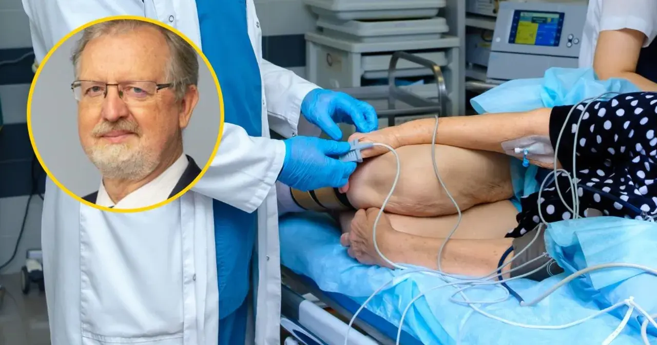Lekarz w rękawiczkach przygotowuje pacjenta do zabiegu. Czy kolonoskopia boli? Ekspert rozwiewa wątpliwości.