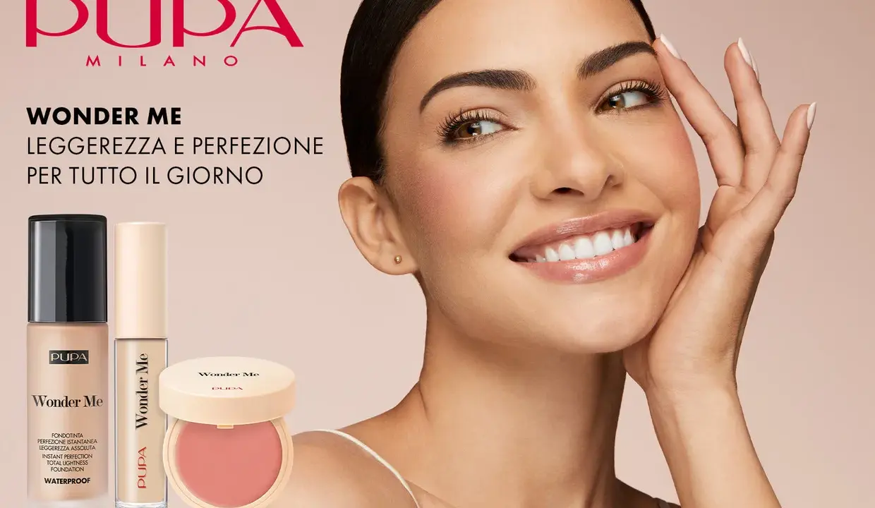 Modella sorridente con prodotti Pupa Wonder Me, un tutorial trucco per un look leggero e perfetto tutto il giorno.