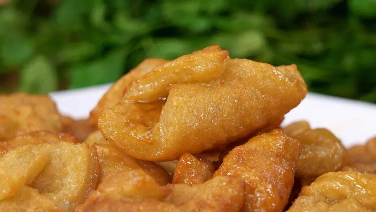 Pestiños caseros, dorados y brillantes, listos para disfrutar. Una deliciosa receta tradicional.