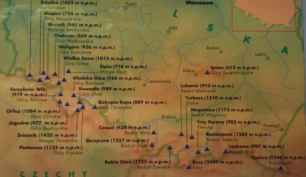 Mapa Polski z zaznaczonymi szczytami w Sudetach i Karpatach, w tym Śnieżką i Rysami.