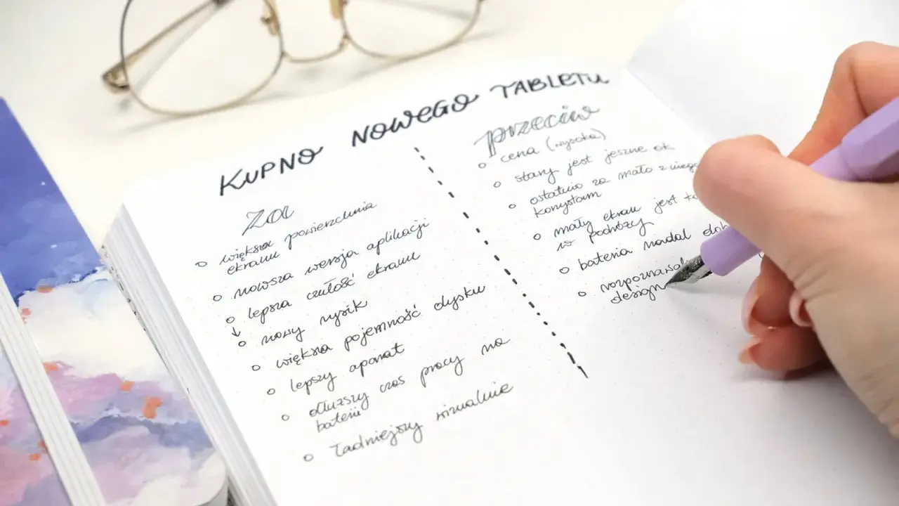 Estetyczne notatki: lista "za" i "przeciw" przy zakupie nowego tabletu. Długopis pisze na kartce w kropki.