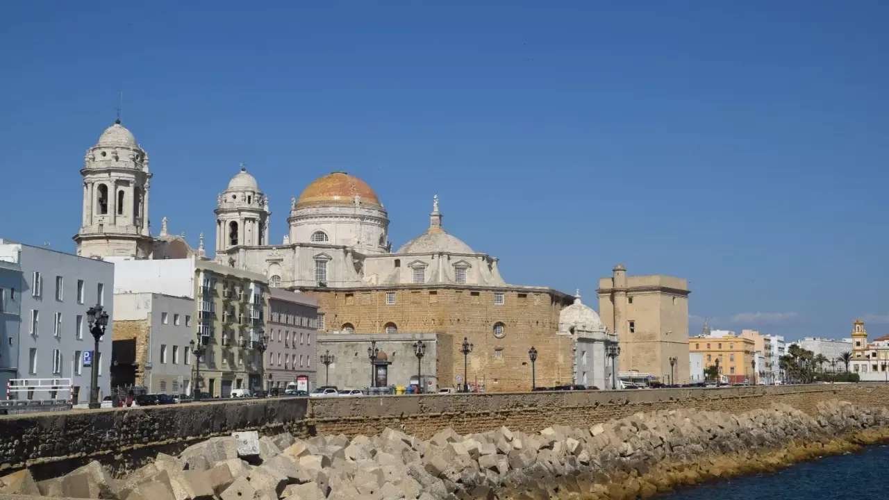 Blick auf die Kathedrale von Cádiz mit ihren Kuppeln und Türmen. Ein toller Ort für einen Ausflug mit Kindern.