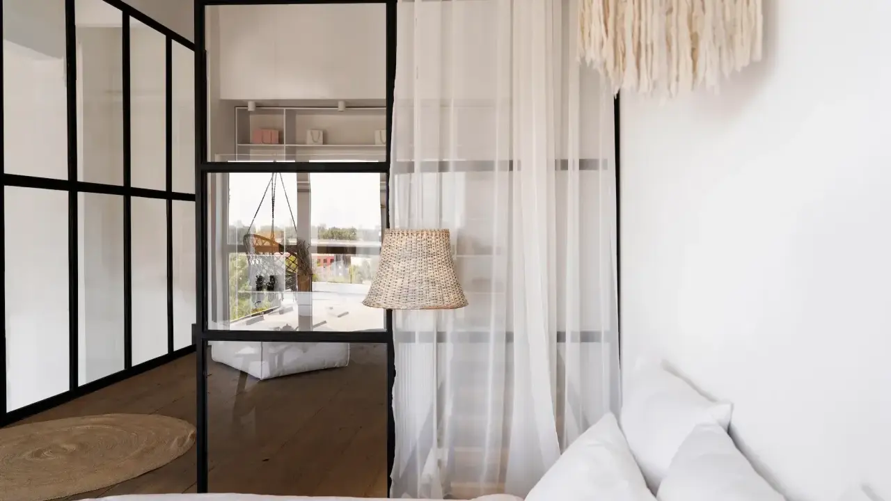 Verre et rideaux pour séparer une petite chambre en deux, créant des espaces distincts et lumineux.