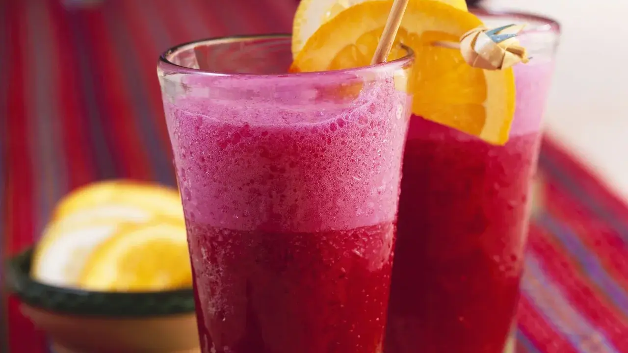 Erfrischender smoothie mit rote Bete, garniert mit Orangenscheiben.