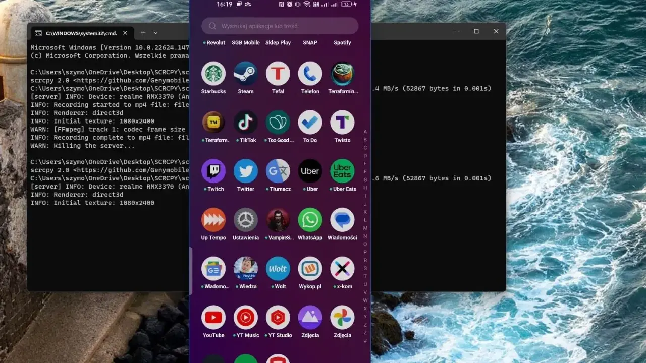 Jak nagrać ekran Android? Widok ekranu telefonu z aplikacjami i okno konsoli z informacjami o nagrywaniu.
