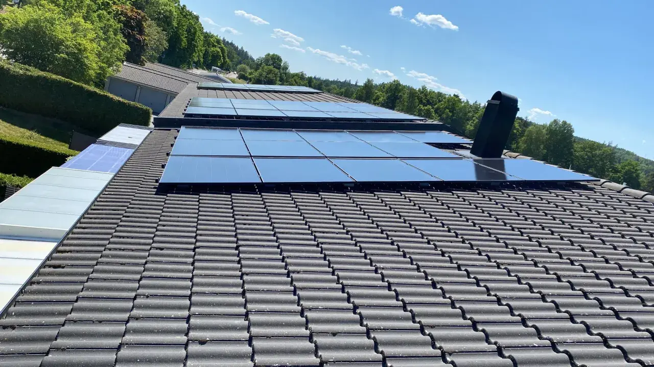 Solpaneler på ett tak, en investering i framtiden med Nordpolen Energi AB.